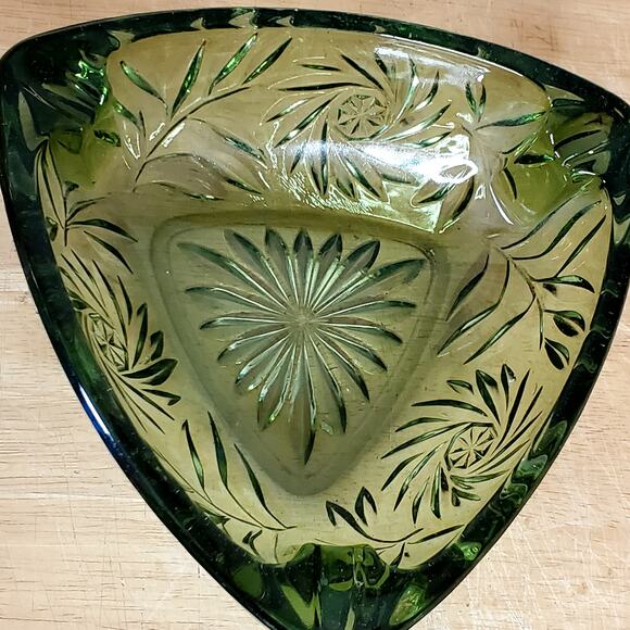 Vintage Hazel Atlas Green Glass Pinwheel Triangle Ashtray 7" - Picture 4 of 8